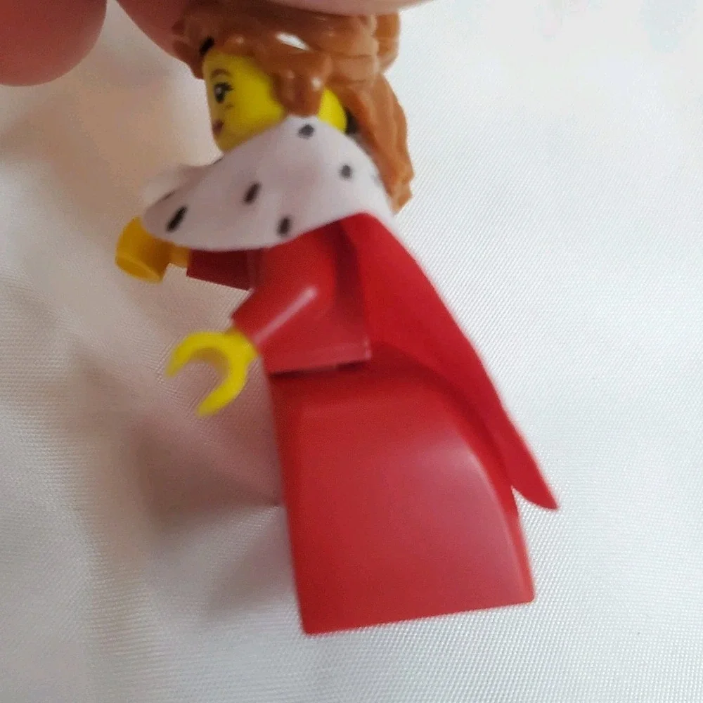 LEGO Series 15 Collectible Minifigures - Queen (71011) RETIRED